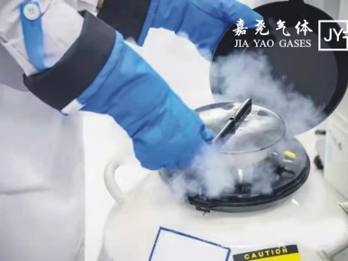 液態(tài)氮?dú)?><span id=